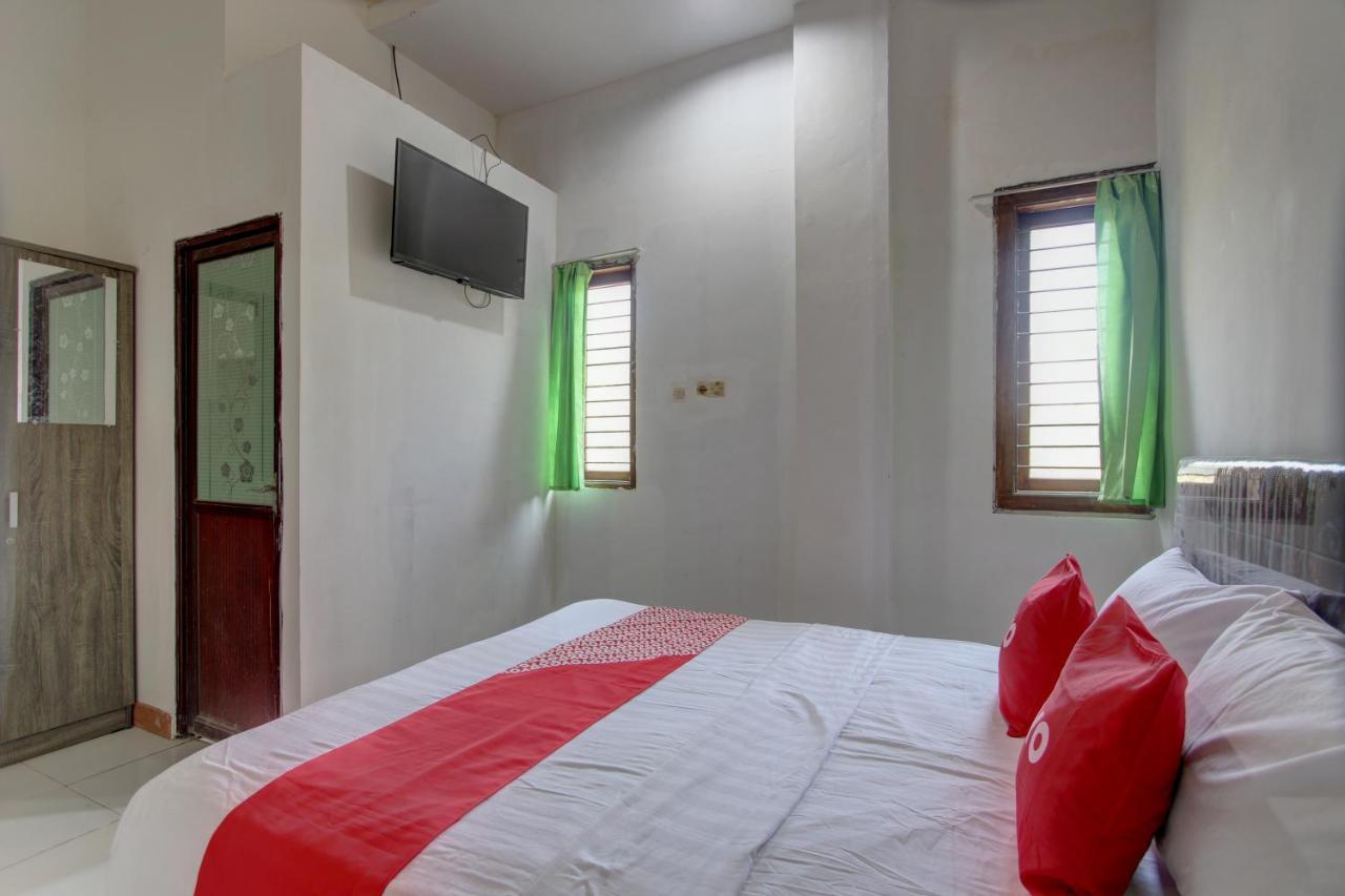Capital O 91690 Moza Guest House Klaten Exterior photo