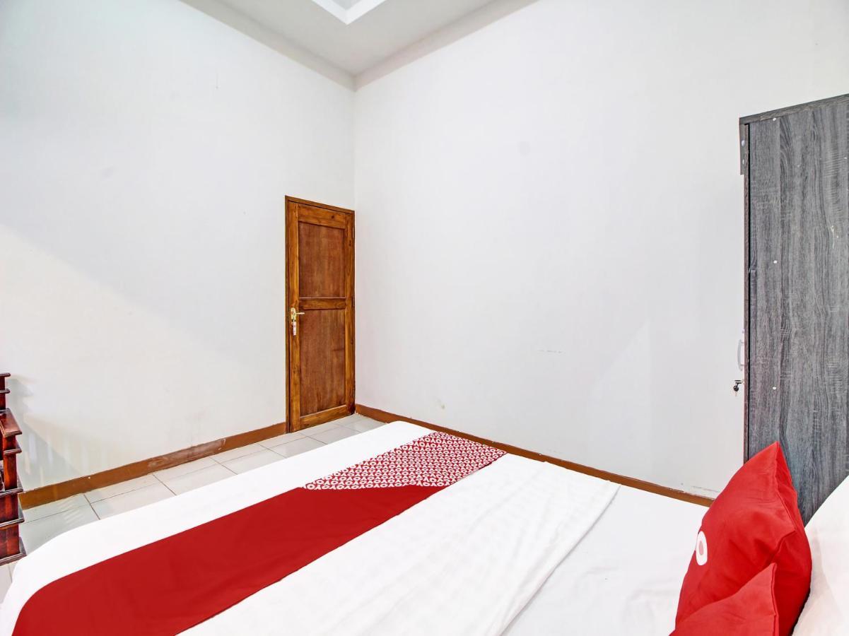 Capital O 91690 Moza Guest House Klaten Exterior photo